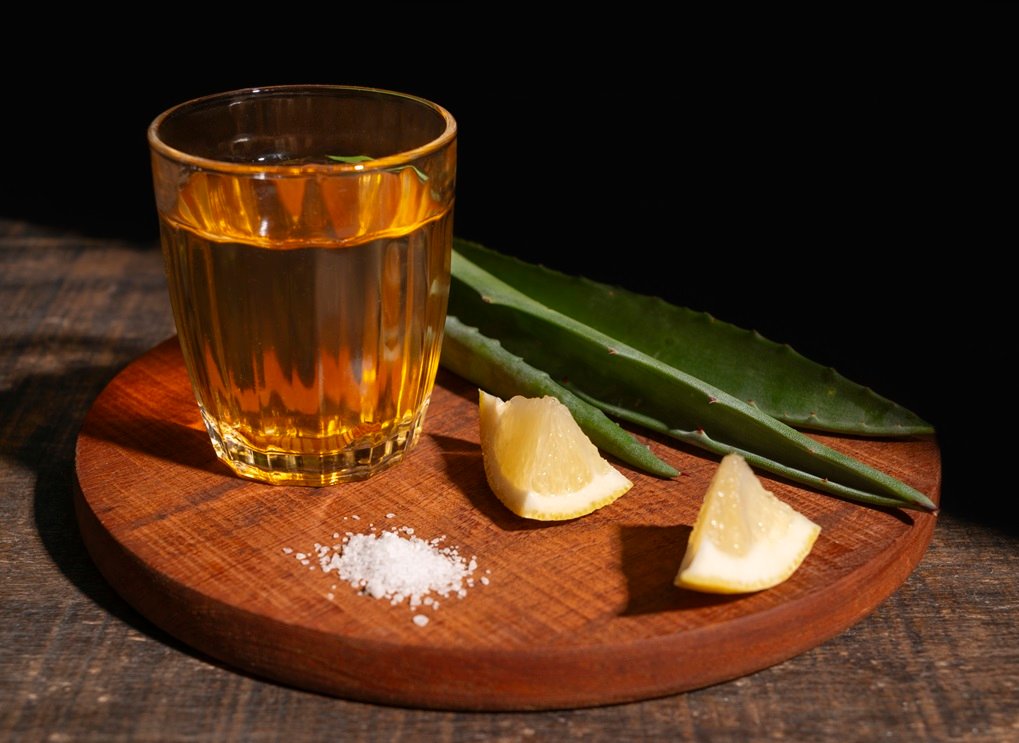 Mezcal añejo servido en mezcalero acompañado de sal y naranjas para degustar