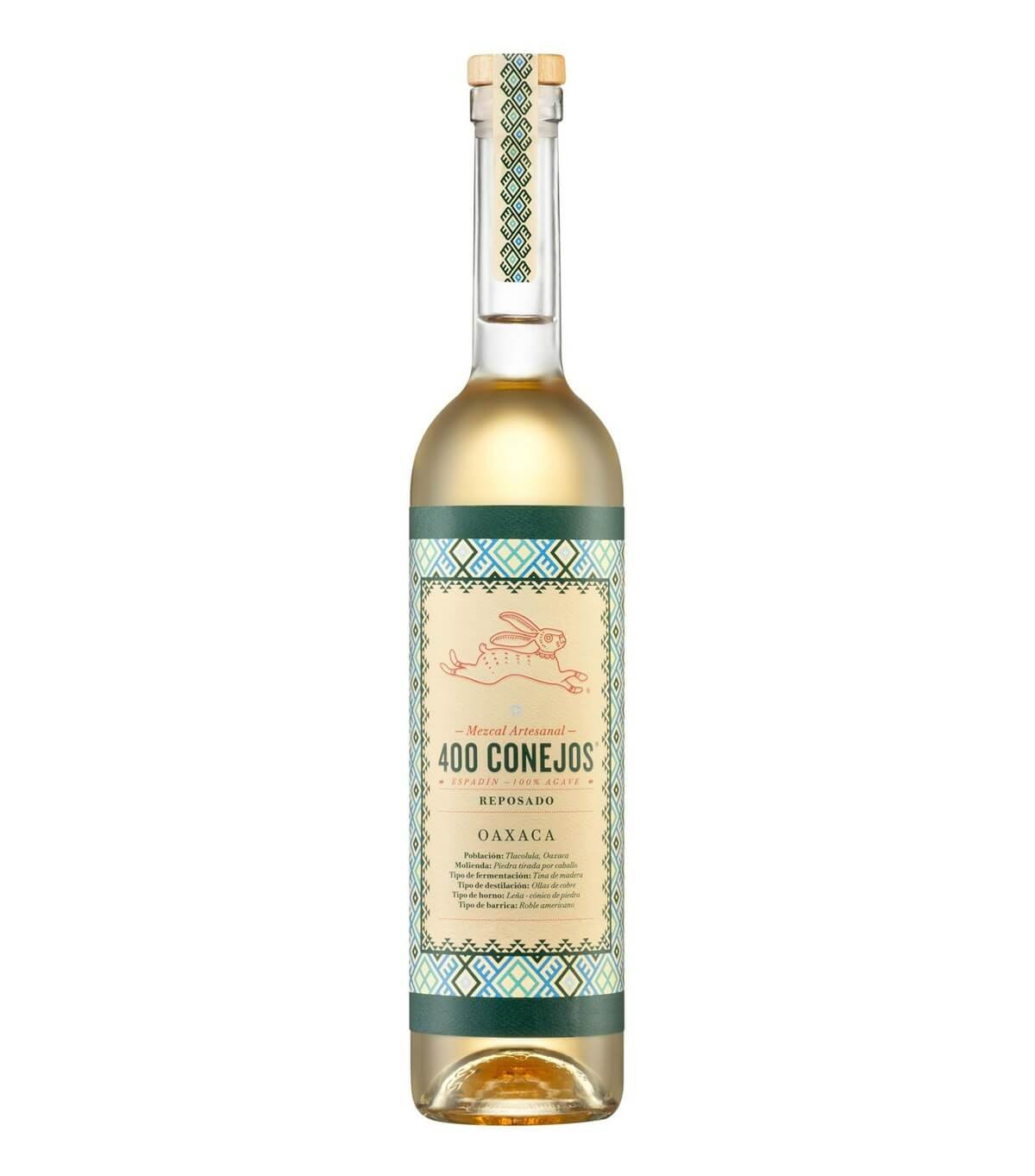 Botella de mezcal 400 conejos reposada color dorado