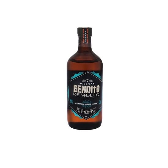 Botella de mezcal bendito remedio